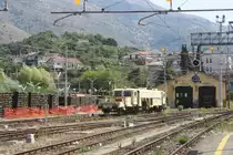 Ein italienischer Bauzug steht abgestellt in Sapri (Campanien) bei Sommerwetter.
2.9.2011