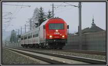 Ab und zu spiegeln sich bei mir unter einem bestimmten Winkel die Lichter der Reihe 2016 und 1X16 bei aufgeschraubtem UV Filter. 2016 080 mit dem E 4101 „Parktherme“ auf dem Weg von Graz nach Radkersburg am 22.3.2006 bei der Durchfahrt der Haltestelle Flughaen Graz.