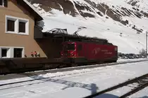 FO Ge 4/4 III Nr. 81, eine von zwei Loks f�r den Autoverlad durch den Furka-Basistunnel, ist gerade in der Station Realp eingetroffen (17.3.2010).