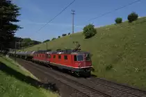 Re 4/4 II 11166 und Re 6/6 11607 ziehen am 2.8.11 einen Tankzug von Mumpf Richtung M�hlin.