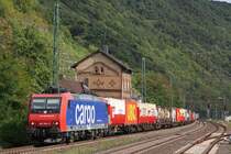 SBB Cargo 482 004 zieht am 17.8.11 einen G�terzug durch Kaub.
