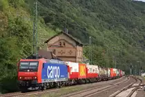 SBB Cargo 482 004 zieht am 17.8.11 einen G�terzug durch Kaub.