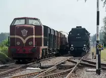 Abgestellt. W�hrend NS 2530 mit G�terzug auf dem Abstellgleis wartet, f�hrt der Pendelzug von Loenen nach Beekbergen - gezogen von 52 3879 vorbei. (03.09.11) 