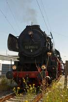 52 8134-0 der Eisenbahnfreunde Betzdorf steht am 21.08.2011 im Bf Niederlahnstein zur Weiterfahrt bereit. Die Lok war mit einem vollbesetzten Sonderzug auf der 4 Fl�ssefahrt (Dill, Lahn, Rhein und Sieg), in Lahnstein war Mittagspause.