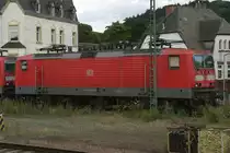 Schrottlok 143 025 steht ausgemustert am 19.8.11 in Trier Hbf.Aus dem Zug fotografiert!!!