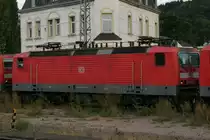 Schrottlok 143 031 steht am 19.8.11 ausgemustert in Trier Hbf.Aus dem Zug fotografiert!!!