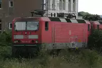 Schrottlok 143 164 steht am 19.8.11 ausgemustert in Trier Hbf.Aus dem Zug fotografiert!!!