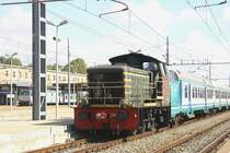 Eine kleine Diesellok 2284 rangiert mit einem italienischen Pesonenzug in Alessandria(I) bei Sommerwetter.
5.9.2011
 