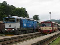 750 705-6 mit R 849 Praha Hlavn� N�dra��-Trutnov Hlavn� N�dra�� neben 810 312-9 auf Bahnhof Trutnov Hlavn� N�dra�� am 1-8-2011.