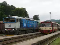 750 705-6 mit R 849 Praha Hlavn� N�dra��-Trutnov Hlavn� N�dra�� neben 810 312-9 auf Bahnhof Trutnov Hlavn� N�dra�� am 1-8-2011.