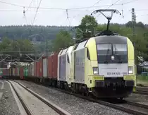 182 506-6 der TX Logistik und ein Taurus der Wiener Lokalbahn ziehen am 9. September 2011 einen langen Containerzug durch Kronach.