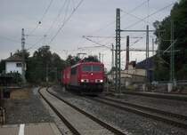Ein Container (155 232-2) zieht am 9. September 2011 einen Containerzug durch Kronach.
