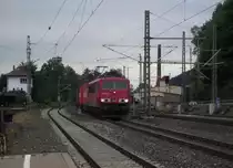 Ein Container (155 232-2) zieht am 9. September 2011 einen Containerzug durch Kronach.