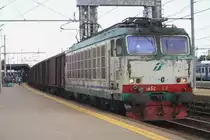 E652 f�hrt  mit einem G�terzug durch Alessandira(I) in Richtung Novara bei Sommerwetter.
5.9.2011