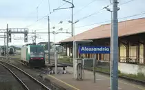 E483 016 steht in Alessandira(I) bei Sommerwetter aufgenommen aus dem Autoreisezug.
5.9.2011