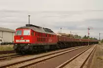 232 413-5 mit einem langen Schotterzug aus dem Flechtinger Steinbruch.Zwei Stunden zuvor fuhr sie als Lz dorthin.Haldensleben am 29.08.2011.