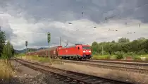 Im Vergleich zum vorangegangenen Bild, ein Vergleich an selber Stelle bei aufkommender Weltuntergangsstimmung: 185 051-0 mit geschlossenen Autotransportwagen in Fahrtrichtung S�den. Aufgenommen am 20.07.2011 in Eschwege West.