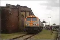 Nach einer Fotosession auf der Drehscheibe fuhr der hvle-Tiger V330.1 entlang des Lokschuppens wieder auf das Au�engel�nde (gesehen 10.09.2011 beim 8. Berliner Eisenbahnfest Bw Sch�neweide)