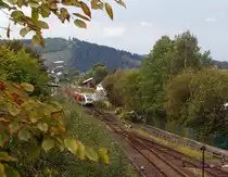 Ein Stadler GTW 2/6 der Hellertalbahn f�hrt am 11.09.2011 vom Bahnhof Herdorf weiter in Richtung Dillenburg. Aufnahme von der Br�cke Wolfsweg (Achenbachs Br�cke).