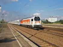 Hier 264 004-3 mit einem G�terzug in Richtung W�nsdorf-Waldstadt, bei der Durchfahrt am 8.7.2011 durch Berlin Sch�nefeld Flughafen.