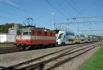 Ex. Swiss Express Re 4/4 II 11108 mit einem neuen KISS f�r die WESTbahn auf dem Weg von Buchs nach Bern bei Durchfahrt in Hindelbank, 10.09.2011.