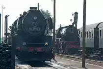 Vor dem Kohlenfassen in Beekbergen: 50 0073 mit 23 071 (beim Abkuppeln vom Pendelzug aus Appeldoorn) im Hintergrund (03.09.2011)