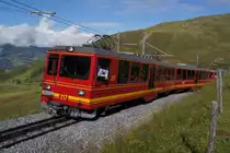 Der gr�sste Teil der Jungfraubahn verl�uft im Berg, nur zwischen der Kleinen Scheidegg und Eigergletscher ist die Strecke oberirdisch. Dieser Kleine Abschnitt bietet jedoch einige gute Fotostellen. Wenig oberhalb von der kleinen Scheidegg f�hrt der BDhe 4/8 217 zusammen mit dem BDhe 4/8 211 am 13.8.11 bergw�rts.