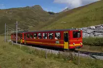 Bt 26 und BDhe 2/4 202 befinden sich am 13.8.11 oberhalb der Kleinen Scheidegg. im Hintergrund zu sehen ist das Lauberhorn, von wo aus jeden Winter die weltber�hmte Weltcup-Abfahrt gestartet wird.