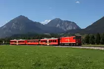 Diesellok D14 der Zillertalbahn mit einem Personenzug am 10.09.2011 bei Strass.