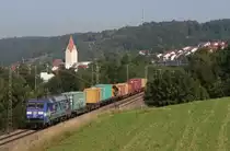 152 135 mit dem bunten Containerzug 50109 Hamburg-Waltershof Alte S�derelbe - Beimerstetten am 3.9.11 bei Halzhausen.