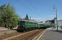 Am 10.9.2011 fand eine Sonderfahrt von Wien Wien FJB nach Petronell-Carnuntum statt, anl�sslich der N�-Landesausstellung in Carnuntum. Zum Einsatz kam die 1041.15 von der  ARGE 1041.15 .
Hier bei der Durchfahrt des R 14817 in Wien Hernals.