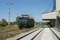 Am 10.9.2011 fand eine Sonderfahrt von Wien Wien FJB nach Petronell-Carnuntum statt, anl�sslich der N�-Landesausstellung in Carnuntum. Zum Einsatz kam die 1041.15 von der  ARGE 1041.15 .
Hier beim St�rzen im Bahnhof von Bad Deutsch Altenburg.