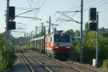 Am 28.8.2011 kam es zu einer etwas ungew�hnlichen Bespannung des EZ 7399  Leiser Berge . Am Werk war die RCA 1014.11, hier kurz vor der Hst. Wien Br�nnerstrasse.
