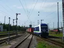 223 152 f�hrt am 11.09.11 mit dem Container von Hof nach Glauchau, hier bei der Durchfahrt in Zwickau/Sachs. Das Foto machte ich vom Bahnsteig aus!!