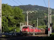 225 109-8 und eine weitere 225er ziehen am 17.08.2011 einen auf Grund der Arlbergsperre umgeleiteten G�terzug, bestehend aus 3 Wagen, durch Lochau-H�rbranz.