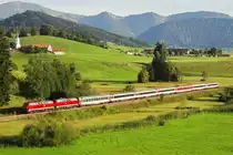 EC 192 von M�nchen nach Z�rich am 01.09.2011 kurz nach der Durchfahrt von Oberstaufen. Links im Hintergrund Zell mit der gotischen Kapelle St.Bartolom�us vor der Kulisse des Hochgrats.