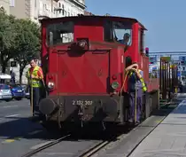 Die HZ 2132 307, eine aus dem Hause Jenbacher stammende Maschin' ist am 10.09. 2011 mit einem Verschubgüterzug auf der Hafenbahn Rijeka unterwegs.

Die Loks dieser Baureihe mit der Ordnungszahl 300 wurden 2005 remotorisiert, und erhielten einen Caterpillar 3412E welcher 650 PS leistet.