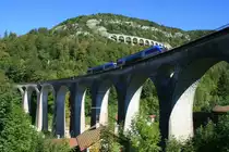 Die Schwalbenlinie. Man sagt es w�re eine der sch�nsten Bahnlinien Frankreichs. Der ber�hmteste Teil der Strecke in der Ort Morez mit seinen 5 Viadukten. Der Zug aus St. Claude �berquert grad den Viaducs de Morez. Im Hintergrund sieht man den Viaduc des Crottes. Morez, 10.09.2011