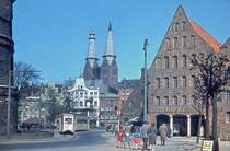 Ein Zufallstreffer aus Gro�vaters Archiv: Szene am L�becker Holstentor vom M�rz 1957. Die Stra�enbahn hatte wie in Kiel und Braunschweig eine Spurweite von 1100mm und wurde im November 1959 eingestellt. 