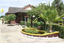 Liebevoll gestalteter Hausbahnsteig des Bf. Sab Muang; Bild vom 13.Juni 2011. 

