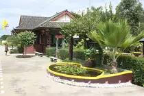 Liebevoll gestalteter Hausbahnsteig des Bf. Sab Muang; Bild vom 13.Juni 2011. 

