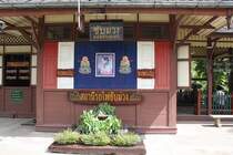 Im Aufnahmsgeb�ude integrierte Stellwerk des Bf. Sab Muang; Bild vom 13.Juni 2011. 

