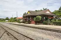 Aufnahmsgeb�ude mit Hausbahnsteig des Bf. Sab Muang, Blickrichtung Bangkok, am 13.Juni 2011.


