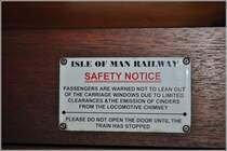 Es wird gewarnt vor dem Hinauslehnen und Russpartikeln aus dem Lokschornstein. (10.08.2011)