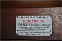 Es wird gewarnt vor dem Hinauslehnen und Russpartikeln aus dem Lokschornstein. (10.08.2011)