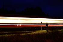 ENERCON V100 wartet auf Gleis 2 und auf Gleis 1 f�hrt der VT 628 ein. (17.05.11)