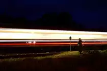 ENERCON V100 wartet auf Gleis 2 und auf Gleis 1 f�hrt der VT 628 ein. (17.05.11)