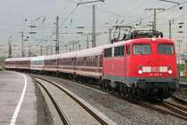 Die 110 457-9 zieht ebenfalls einen Sonderzug in Duisburg HBF ein am 12.09.2011