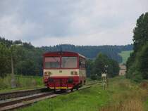 810 549-6 mit Os 5740 Trutnov Hlavn� N�dra��-Vrchlabi auf Bahnhof Vlčice am 8-8-2011.