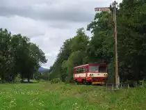810 312-9 mit Os 5743 Vrchlabi-Trutnov Hlavn� N�dra�� bei Pilnikov am 10-8-2011.